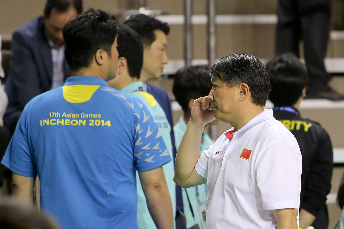 雷火电竞入驻-球队主帅面临巨大压力，成绩不佳惹怒球迷