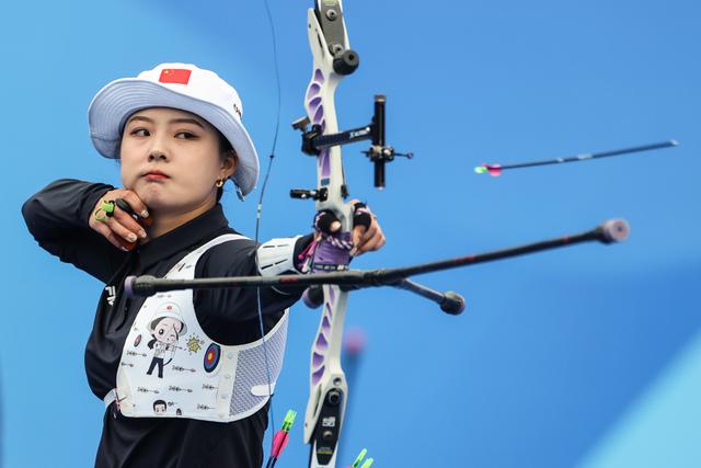 射箭选手准确命中目标夺得冠军