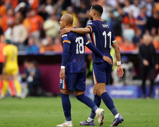 荷兰队与意大利队进行激烈角逐