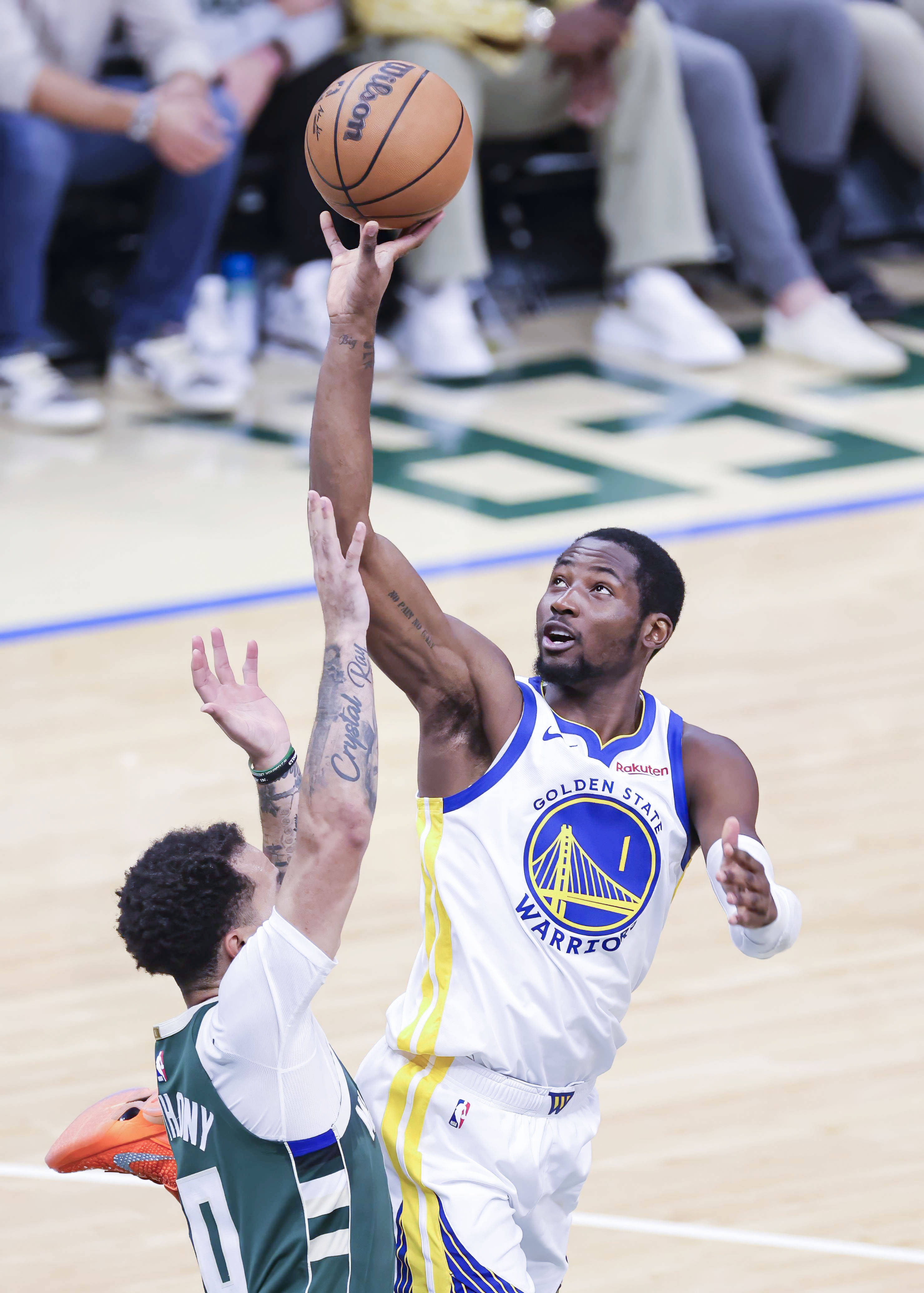 包含四川队横扫雄鹿，库里状态火热的词条