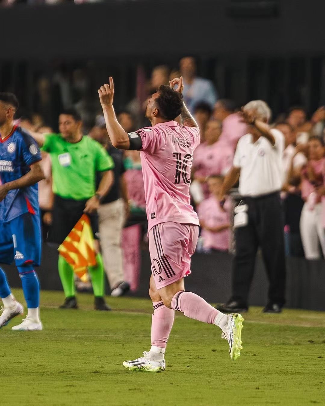 雷火电竞-精彩纷呈！欧洲国际足球赛场上燃爆瞬间