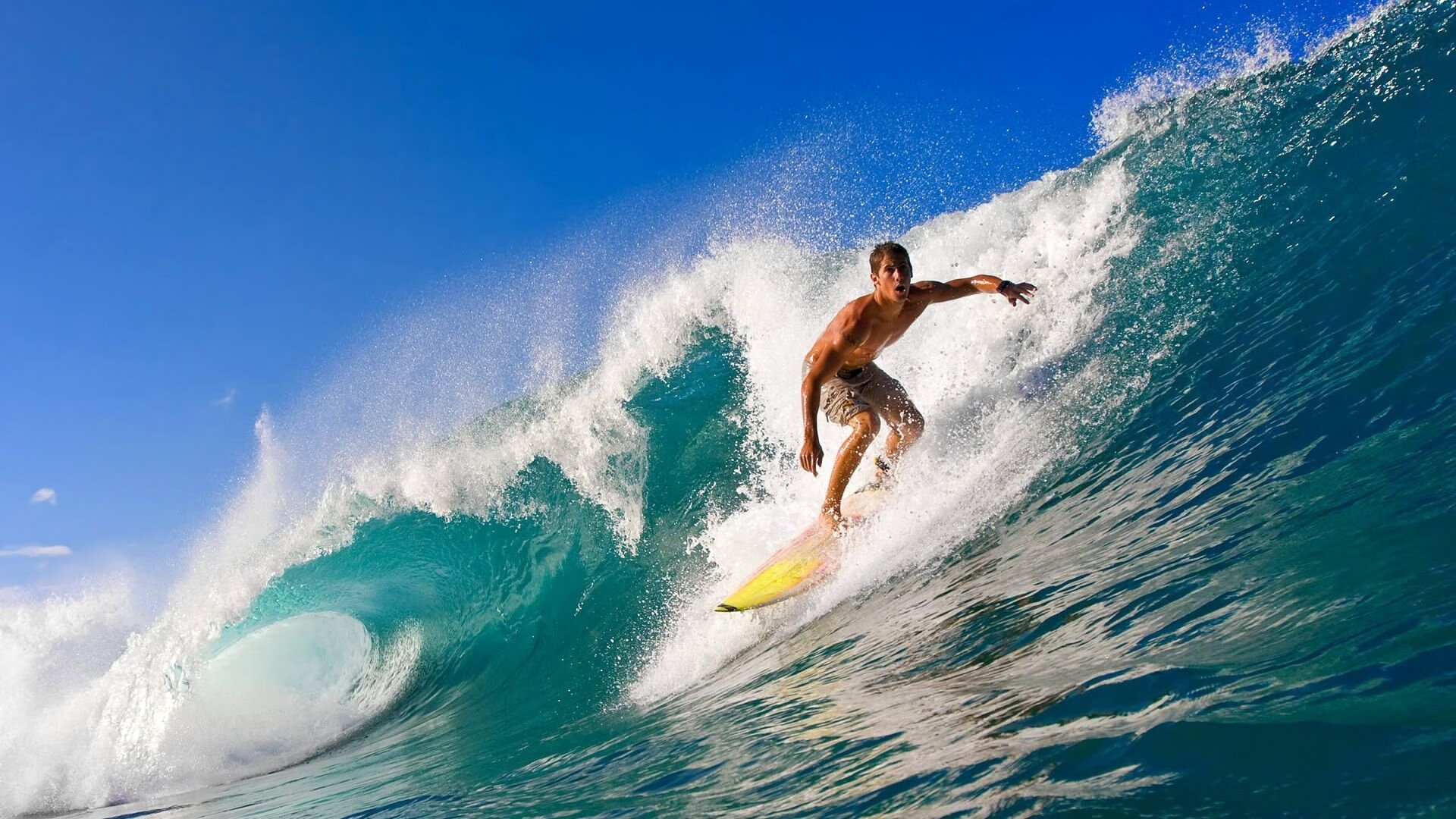 新王当立，F1揭幕战之夜，乔治·拉塞尔关键回合不手软